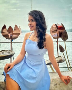 Kusuma Degalamari Instagram - Lost in blue, with flowers by the sea—a serene moment painted in simplicity and grace.

Sea, sky, beach, blue dress, goa, throwback, flowers, ootd, vibe, photography, travel life, travel photography, holiday, vacation, actor, kusuma