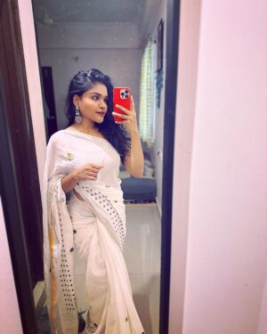 Kusuma Degalamari Instagram - All about the white vibes🤍

Saree, white saree, saree love, ootd, selfie, mirror selfie, instagood, outfit, actor, Hyderabad, traditional,