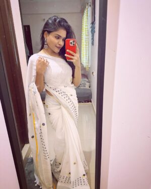 Kusuma Degalamari Instagram - All about the white vibes🤍

Saree, white saree, saree love, ootd, selfie, mirror selfie, instagood, outfit, actor, Hyderabad, traditional,