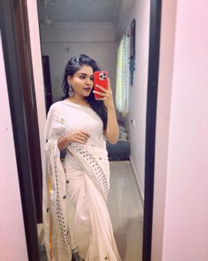 Kusuma Degalamari Instagram - All about the white vibes🤍

Saree, white saree, saree love, ootd, selfie, mirror selfie, instagood, outfit, actor, Hyderabad, traditional,