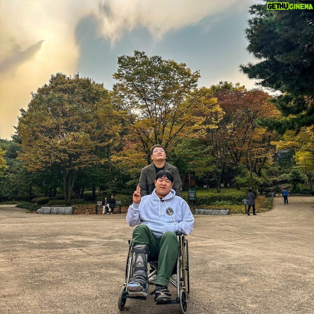Kwak Joon-bin Instagram - 친구와 가을단풍놀이 #가을#여행 장충동