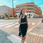Lévanah Solomon Instagram - Tout est couleur Terracotta à Rome, j’avais envie de poser devant tous les bâtiments 😭💗 Et toi, c’est quoi ta couleur préférée ? 📸 @karinesolomon *Photos retouchées #picoftheday #pictureoftheday #photography #photooftheday #travel #sky #italy #rome #beige #blue #tan #aesthetic #mood #vibes #summer #colors #color #light #white #ootd #outfit #pink #pastel #vacation #holiday #black #girl #neutral Italie, Rome