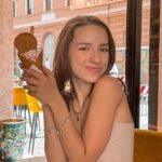 Lévanah Solomon Instagram - Swipe à gauche pour voir les différentes glaces que j’ai mangé à Rome ! Tu mangerais laquelle : 1 : Passion, Vanille 2 : Stracciatella, Pêche 3 : Stracciatella, Passion 4 : Mangue, Passion 5 : Amarena, Straciatella 6 : Fruits rouges, Citron Moi je les ai toutes kiffées 😝 *photos retouchées _____________ #picoftheday #pictureoftheday #photography #photooftheday #travel #gelato #italy #rome #beige #tan #aesthetic #mood #vibes #summer #colors #color #light #white #ootd #outfit #vacation #holiday #girl #neutral #pink #icecream Italie, Rome