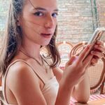 Lévanah Solomon Instagram - J’ai goûté des vraies pizzas et des vraies pâtes italiennes 🍝🍕 C’était trop bonnn 🤌🏻👌🏻 Swipe pour voir comment j’étais heureuse de manger 😂 *Photos retouchées __________ #picoftheday #pictureoftheday #photography #photooftheday #travel #italy #rome #beige #blue #pink #tan #aesthetic #mood #vibes #summer #colors #color #light #white #ootd #italia #pink #pastel #vacation #holiday #black #girl #neutral #pasta #pizza #food Italie, Rome