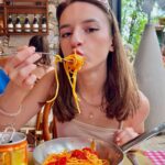 Lévanah Solomon Instagram - J’ai goûté des vraies pizzas et des vraies pâtes italiennes 🍝🍕 C’était trop bonnn 🤌🏻👌🏻 Swipe pour voir comment j’étais heureuse de manger 😂 *Photos retouchées __________ #picoftheday #pictureoftheday #photography #photooftheday #travel #italy #rome #beige #blue #pink #tan #aesthetic #mood #vibes #summer #colors #color #light #white #ootd #italia #pink #pastel #vacation #holiday #black #girl #neutral #pasta #pizza #food Italie, Rome