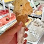 Lévanah Solomon Instagram - Swipe à gauche pour voir les différentes glaces que j’ai mangé à Rome ! Tu mangerais laquelle : 1 : Passion, Vanille 2 : Stracciatella, Pêche 3 : Stracciatella, Passion 4 : Mangue, Passion 5 : Amarena, Straciatella 6 : Fruits rouges, Citron Moi je les ai toutes kiffées 😝 *photos retouchées _____________ #picoftheday #pictureoftheday #photography #photooftheday #travel #gelato #italy #rome #beige #tan #aesthetic #mood #vibes #summer #colors #color #light #white #ootd #outfit #vacation #holiday #girl #neutral #pink #icecream Italie, Rome