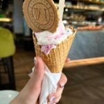 Lévanah Solomon Instagram - Swipe à gauche pour voir les différentes glaces que j’ai mangé à Rome ! Tu mangerais laquelle : 1 : Passion, Vanille 2 : Stracciatella, Pêche 3 : Stracciatella, Passion 4 : Mangue, Passion 5 : Amarena, Straciatella 6 : Fruits rouges, Citron Moi je les ai toutes kiffées 😝 *photos retouchées _____________ #picoftheday #pictureoftheday #photography #photooftheday #travel #gelato #italy #rome #beige #tan #aesthetic #mood #vibes #summer #colors #color #light #white #ootd #outfit #vacation #holiday #girl #neutral #pink #icecream Italie, Rome