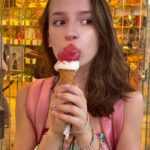 Lévanah Solomon Instagram - Swipe à gauche pour voir les différentes glaces que j’ai mangé à Rome ! Tu mangerais laquelle : 1 : Passion, Vanille 2 : Stracciatella, Pêche 3 : Stracciatella, Passion 4 : Mangue, Passion 5 : Amarena, Straciatella 6 : Fruits rouges, Citron Moi je les ai toutes kiffées 😝 *photos retouchées _____________ #picoftheday #pictureoftheday #photography #photooftheday #travel #gelato #italy #rome #beige #tan #aesthetic #mood #vibes #summer #colors #color #light #white #ootd #outfit #vacation #holiday #girl #neutral #pink #icecream Italie, Rome