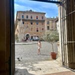 Lévanah Solomon Instagram - Roma dump Pt. 2 🌴🛵🌸💦 *Colorimétrie retouchée __________ #picoftheday #pictureoftheday #photography #photooftheday #travel #sky #italy #rome #beige #blue #pink #tan #aesthetic #mood #vibes #summer #colors #color #light #white #ootd #outfit #vacation #holiday #girl #neutral Italie, Rome