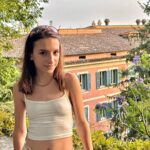 Lévanah Solomon Instagram - Roma dump Pt. 2 🌴🛵🌸💦 *Colorimétrie retouchée __________ #picoftheday #pictureoftheday #photography #photooftheday #travel #sky #italy #rome #beige #blue #pink #tan #aesthetic #mood #vibes #summer #colors #color #light #white #ootd #outfit #vacation #holiday #girl #neutral Italie, Rome