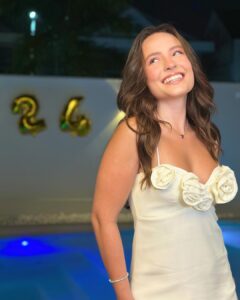 Larissa Manoela Instagram - Vem 2024! Que o novo nos traga ainda mais saúde, paz, amor e esperança 🤍 FELIZ ANO NOVO 🎉