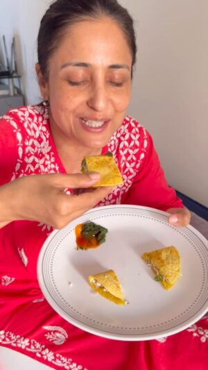 Lataa Saberwal Instagram - Aaj ki recipe manghadant nahi hai 😀. It’s absolutely healthy, tasty & guilt free eating 😋 and superb for breakfast. Will you try this???

#lataasaberwal #authenticallylataa #quickrecipes #quickrecipe #quickrecipes #easyrecipes #easyrecipe #easyrecipesathome #healthyrecipes #healthylifestyle #healthyrecipies #glutenfreerecipes #quickandeasyrecipes #breakfast #whatsinmythalitodaylataasaberwal #whatsinmythali #thali #vegrecipes #whatsinmybowl #breakfasttime☕️