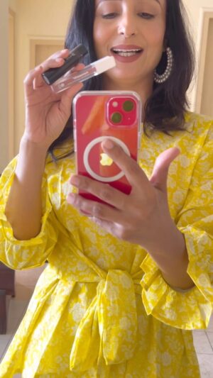 Lataa Saberwal Instagram - Do you like mixing 2 lipsticks? Specially cream and liquid?? 
Lakmé co2 cushion matte lipstick @lakmeindia 
Mama learth feather light liquid matte lipstick no. 05 Ragi India @mamaearth.in 

#lataasaberwal #authenticallylataa #lipstick #lip #lipstickshades #lipstickshades #brownlipstick #brownlips #makeuo #makeup #makeuptutorial #makeupideas