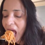 Lataa Saberwal Instagram - Spaghetti pasta HINDUSTANI STYLE , tried for the *first* time 😀. Try and lemme know in comments ❤️ #lataasaberwal #authenticallylataa #5minrecipe #pasta #pastarecipe #pastarecipes #pastalover #pastapasta #pastalovers #easypastarecipe #easypasta #easypastarecipes #wheatpasta #spaghettipasta #pastarecipeideas