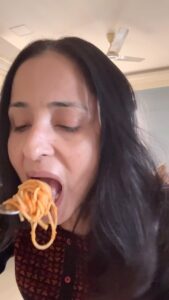 Lataa Saberwal Instagram - Spaghetti pasta HINDUSTANI STYLE , tried for the *first* time 😀. Try and lemme know in comments ❤️ #lataasaberwal #authenticallylataa #5minrecipe #pasta #pastarecipe #pastarecipes #pastalover #pastapasta #pastalovers #easypastarecipe #easypasta #easypastarecipes #wheatpasta #spaghettipasta #pastarecipeideas