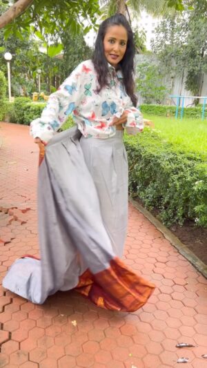 Lataa Saberwal Instagram - 1 min saree ‘Challenge’ !! So glad that you came up with this idea of saree @isadoralife1 .Doesn’t require a skirt underneath ! This is surely going to promote our Indian “SAREE” … 6 yards of grace ❤️❤️

#latasabharwal #lataasaberwal #authenticallylataa #saree #sareelove #sareefashion #sareelover #sareelovers #sareeindia #stitchedsaree #stichsaree #readysaree #readysarees #sareecollection