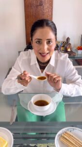 Lataa Saberwal Instagram - Dining Etiquette. How to ‘Eat’ the soup in a formal gathering?? #lataasaberwal #authenticallylataa #diningetiquette #diningetiquette101 #tableetiquette #dining #tablemanners #imageconsultant #image #imagemanagement #imageoftheday #imagemanagementprofessionalsassociation #personalitydevelopment #personality #personaldevelopment #personaltrainer #groominspiration