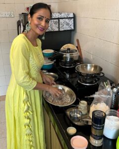 Lataa Saberwal Instagram - Wanna have sweets & maintain weight this festive season?? Then do try this 10 min protein,calcium & iron LADDU recipe on my YOUTUBE CHANNEL, Link in Bio & STORY #lataasaberwal #authenticallylataa