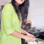 Lataa Saberwal Instagram - What is the correct way of eating salads? Before meals or with meals?? #lataasaberwal #authenticallylataa #nutritionist #nutrutiontips #nutritioncoach #nutritionadvice #nutritionmatters #nutritiontips #healthandwellness #healthyfoods #healthyfoodie #healthyfood #healthyliving #healthtips #healthy #healthiswealth