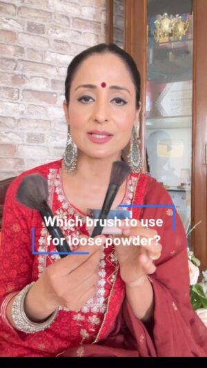 Lataa Saberwal Instagram - 𝑾𝒉𝒊𝒄𝒉 𝒊𝒔 𝒕𝒉𝒆 𝒄𝒐𝒓𝒓𝒆𝒄𝒕 𝒃𝒓𝒖𝒔𝒉 𝒇𝒐𝒓 𝒂𝒑𝒑𝒍𝒚𝒊𝒏𝒈 𝒍𝒐𝒐𝒔𝒆 ( 𝒕𝒓𝒂𝒏𝒔𝒍𝒖𝒄𝒆𝒏𝒕) 𝒑𝒐𝒘𝒅𝒆𝒓?? Do you want to know more about makeup brushes?? 

Loose powder @maybelline_ind  Fit me no. 25 for wheatish complexion

#lataasaberwal #authenticallylataa #makeupbrushes #makeuptutorial #makeupideas #makeupclass #makeup