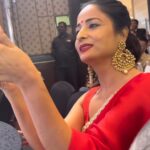 Lataa Saberwal Instagram - Another Award!! 🙏 Received Iconic Achievers Award ❤️ . All these years I was nominated but never achieved any ! Lagta hai “Apna time aa Gaya” 😁😁 @wbr_corp_uk _corp_uk What a pleasure to be receiving award by an ICON himself, Mr. Sandeep Patil (Indian former cricketer) #gratitude #lataasaberwal #authenticallylataa #iconicachieversaward #iconicachieversawards #iconicachieversawards2023 #award #iheartawards #lataasaberwal #lataasaberwal #lataasaberwalseth