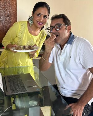 Lataa Saberwal Instagram - Wanna have sweets & maintain weight this festive season?? Then do try this 10 min protein,calcium & iron LADDU recipe on my YOUTUBE CHANNEL, Link in Bio & STORY

#lataasaberwal #authenticallylataa