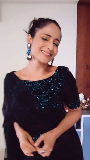 Lataa Saberwal Instagram - My version on jhumka 🙈🙈🙈 , Dance till 100 😊  I did this makeup only with CC cream & minimal brushes. Coming soon on my YouTube channel #lataasaberwal