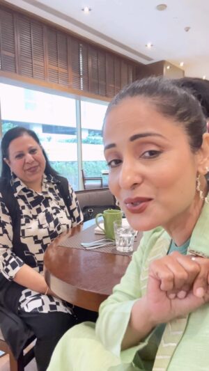 Lataa Saberwal Instagram - Met my INSTA/ YOUTUBE family member/fan for the 1st time 😁❤️ personally!!! Thank you Neetu @neetubhatia_17 for unconditional love and support. Waiting to meet Yogita & Renu @ridti_lataa.fanclub @lataa_fangirl @renu_sandeep_rawat777

#lataasaberwal #authenticallylataa #fan #fanmeeting #fanmoment❤️ #love #reelsinstagram #reelitfeelit #lataasmotivation #lataasaberwalseth