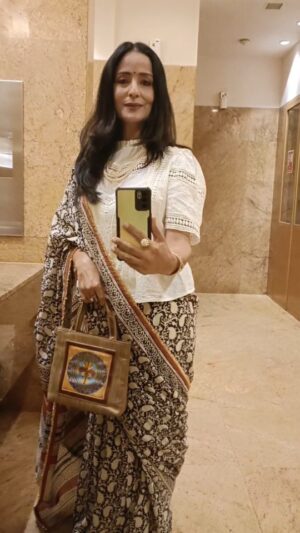 Lataa Saberwal Instagram - 𝑯𝒐𝒘 𝑰 𝒔𝒕𝒚𝒍𝒆𝒅 𝒎𝒚 𝒄𝒐𝒕𝒕𝒐𝒏 𝒔𝒂𝒓𝒆𝒆 𝒇𝒐𝒓 𝒂 𝒄𝒓𝒆𝒂𝒕𝒐𝒓'𝒔 𝒎𝒆𝒆𝒕 😊. 𝑰 𝒃𝒆𝒍𝒊𝒆𝒗𝒆 𝒊𝒏 𝒓𝒆𝒑𝒆𝒂𝒕𝒊𝒏𝒈 𝒎𝒚 𝒐𝒖𝒕𝒇𝒊𝒕𝒔. 𝑫𝒐 𝒚𝒐𝒖 𝒑𝒓𝒆𝒇𝒆𝒓 𝒃𝒖𝒚𝒊𝒏𝒈 𝒔𝒂𝒓𝒆𝒆𝒅 𝒐𝒗𝒆𝒓 𝒐𝒖𝒕𝒇𝒊𝒕𝒔?? 𝑪𝒐𝒎𝒎𝒆𝒏𝒕 "𝒀𝑬𝑺" 𝒊𝒇 𝒚𝒐𝒖 𝒂𝒓𝒆 𝒍𝒊𝒌𝒆 𝒎𝒆 ❤
#lataasaberwal #lataasmotivation 

#sareedraping #saree #sareestyle #sareelove #sareeindia #sareeinspiration #sareefashion #sareelover #sareecollection #sareeswag #sareeindia #sareelove #sareestyle #sareeblouse #style #stylish #styleblogger #styles