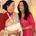Lataa Saberwal Instagram – Happy b’day mumma 🎂🎂🎂🤗🤗🤗🤗 love you so much … proud to be your daughter ❤️❤️❤️ @kaminishabarwal

#lataasaberwal #authenticallylataa