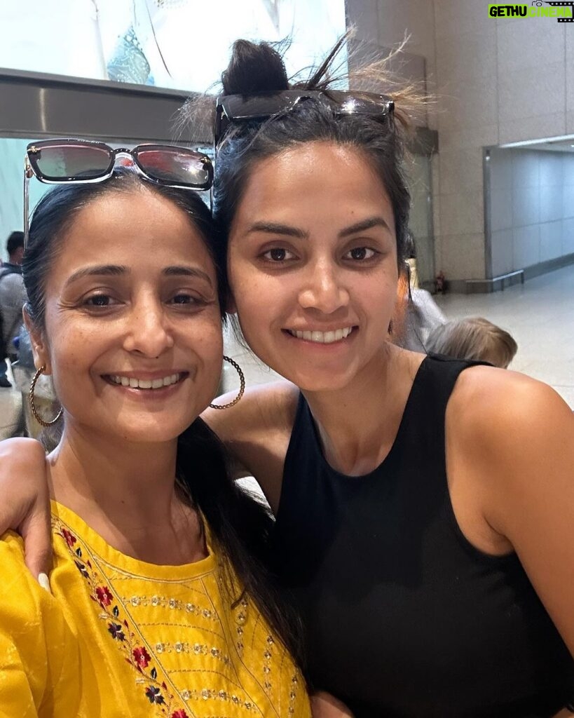 Lataa Saberwal Instagram - Felt blessed when I bumped in someone who really inspires me!! @diipakhosla . Diipa , you are really a warm person ❤️❤️ . Glad to meet you and adorable Dua… #lataasaberwal #authenticallylataa #fan #fanmoment