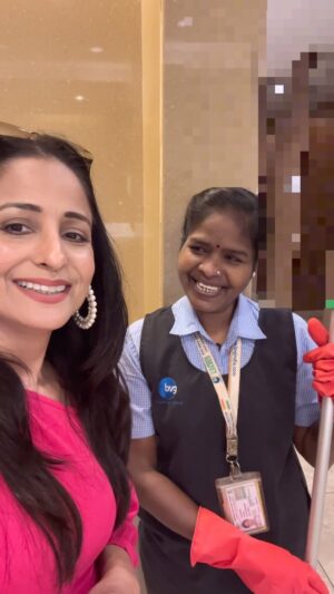 Lataa Saberwal Instagram - Real life heroes, those people who serve us with a smile , selflessly, for “our” comfort ❤️❤️🙏🙏 . Met Bahuramma..❤️❤️ with her lovely smile. @mumbaiairport.t2
@bvg_india
#lataasaberwal #authenticallylataa #motivation #motivational #motivationalquotes #inspiration #inspirational #inspire #inspiring #personalitydevelopment #imageconsultant