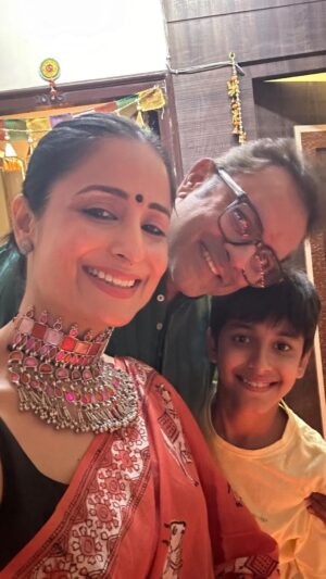 Lataa Saberwal Instagram - About yesterday … our simple Diwali celebration. Happy Diwali 🪔 🪔 Wishing all of you good health, abundance and prosperity. ❤️❤️ 

#aboutyesterday #lataasaberwal #authenticallylataa #diwali #diwali2023 #happydiwali #sanjeevseth
