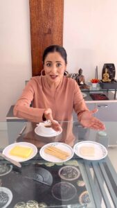 Lataa Saberwal Instagram - How to ‘Break the bread’? Formal Dining Etiquettes . #lataasaberwal #authenticallylataa #diningetiquette #formaldining #formaldinner #lunchmeeting #etiquette #personaldevelopment #personalgrowth #personality #image #selfimprovement #selfimage #imageconsultant #imagconsultanttrainingonline #imageconsultantcoach #diningetiquette