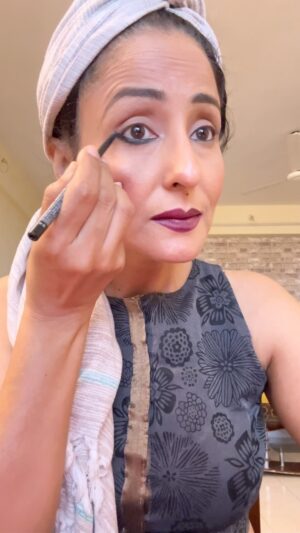 Lataa Saberwal Instagram - Recreating Kareena Kapoor’s Kohl Eye Makeup for this Garba season 😊❤️
Kohl Lakmé Insta cool @lakmeindia 
Mascara Lakmé eyeconic @lakmeindia 
Compact @maybelline_ind 
Lipstick Lakmé absolute liquid @lakmeindia 

#lataasaberwal #authenticallylataa #easymakeup #kohl #kajallook #kajal #quickmakeup #fastmakeup #kohleyes #smokylook #smokyeyes #easysmokyeye #naturakmakeup78 #makeuptutorial