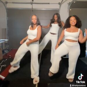 Latonya Williams Instagram - The Liddle Sisters take it to TikTok! We’re back baby! @kellyrowland @breshawebb @merryliddlechristmasmovie 

#lifetimetv #itsawonderfullifetime #kellyrowland #breshawebb #behindthescenes #tiktok #sisters #blackactress #actorlife #vancouveractor #skims #merryliddlechristmasbaby
