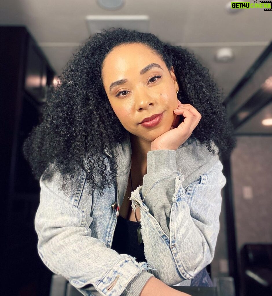 Latonya Williams Instagram - Don’t forget to appreciate how far you’ve come... Starting with these eyebrows🙌🏾 #trailerselfie #onset #goodvibes #grattitude #appreciation #actor #bts #reeloneentertainment #vancouveractor #portraitmode #blackgirlmagic #naturalhair #afrogirl #blackactress #beautymark #makebeliever
