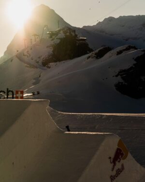 Laurie Blouin Instagram - @laurieblouin1 catching the sun above the @swatch Nines jumps!

📸 @klaus_polzer 
#SwatchNines #Schilthorn #Snowboarding