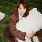 Lee Jin-ah Instagram - 짜자잔!!💕💕💕💕💕🥲🥲 드디어 앨범이 나왔어요🩵 앨범을 완성 하기까지 함께 해준 분들 한명 한명 생각이 나는데요 항상 음악에 대해 진지하게 몰두하고 맑은 마음을 가지고 있는 광현이 @an.gwang.hyeon 그리고 꽤 많은 작업을 같이 함께 한 사이먼 @simonpetren 확실한 발매 일정 없이 단순히 재밌어서 만나 만들었던 Mystery Village 우리가 이번에도 또 해냈다 ! 만날때마다 업텐션! 신나는 에너지를 선물해주는 존경하는 동생 문치 ! @moongch 괜히 만나서 밥 먹고싶고 이야기 나누고 싶은 사랑스러운 편곡,연주 성준오빠 @greenct100 영호오빠 @young_ho_yang 그리고 정말 멋진 콘트라 연주해서 귀호강 시켜준 창민오빠 @changmin.jun 옆방에서 맨날 멋진 연습하고 있는 성태오빠의 @sungtae_jp 애정 가득한 편곡 베이쓰 8개는 넘게 골라서 신중하게 녹음해준 종우오빠 @pj_no_treble , 시크해 보여도 나름 나를 좋아하는 주영이 @dr_juyoung 의 멋진 연주 공연 보고 한번 꼭 같이 해보고 싶었던 드러머 주찬선배님 @imjoochan 들을때마다 놀라는 기타연주를 하는 성일이 그리고 넘 든든하고 멋진 연주해준 민석이 @msgonyourside 가사 함께 만들어준 천사 제하 @i_am_jeha_ 와 만나면 기분좋은 민수 @ineed_water 와 연수 @whabi_saabi 빛나는 코러스까지 함께 만들어준 들레 @deulrejang 피처링 까지 해준 넘 귀엽고 똑똑한 내친구 성은이 @interstellajang ,아름다운 마음을 가진 새라 @sarahkangmusic 그리고 넘 멋진 연주해주신 진호 @jinho_hong 님 그리고 저의 작고 소중한 노래 함께 해주신 효리 @lee_hyolee ,상순 선배님 @sangsoonsangsoon 성진오빠 스트링도 넘 고맙구 :) @jazzsungjin 스트링 녹음해주신 김상은,백나영,정윤정,최창원, 주지현 님 수고 많으셨습니다 너무너무 고마워요 10곡이나 믹스를 해준 승남이 오빠와 @zseungnam 밝은 에너지로 맨날 힘주는 소윤이 @sssssssoyun_ 청무님 @midknight688 과 마스터의 권남우 엔지니어님 @kwonnamwoo ㅜㅜ감사합니다 이쁜 사진 찍어준 리애언니와 @rie_rabbit 멋진 뮤비 만들어주신 상덕 감독님 세심하게 디자인 해준 은지 우리 안테나 가족분들도 모두모두 한분도 빠짐없이 감사합니다 :) 희열대표님과 고생해준 다혜언니 @evelynfornobody 영서 @two_another_ 수연 , 기원 팀장님 과 열심히 달려준 이뿐 혜원이 매니저 은지 고마워요! 또 안보이는 곳에서 도와주신 모든 분들 감사합니다🤍 기다려주신 팬 여러분 정말 감사드려요🤍사랑합니다💕