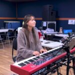 Lee Jin-ah Instagram – 유일하게 피아노를 실컷 칠수 있는 노래😋…?? #yumyumyum