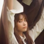 Lee Jin-ah Instagram - 짜자잔!!💕💕💕💕💕🥲🥲 드디어 앨범이 나왔어요🩵 앨범을 완성 하기까지 함께 해준 분들 한명 한명 생각이 나는데요 항상 음악에 대해 진지하게 몰두하고 맑은 마음을 가지고 있는 광현이 @an.gwang.hyeon 그리고 꽤 많은 작업을 같이 함께 한 사이먼 @simonpetren 확실한 발매 일정 없이 단순히 재밌어서 만나 만들었던 Mystery Village 우리가 이번에도 또 해냈다 ! 만날때마다 업텐션! 신나는 에너지를 선물해주는 존경하는 동생 문치 ! @moongch 괜히 만나서 밥 먹고싶고 이야기 나누고 싶은 사랑스러운 편곡,연주 성준오빠 @greenct100 영호오빠 @young_ho_yang 그리고 정말 멋진 콘트라 연주해서 귀호강 시켜준 창민오빠 @changmin.jun 옆방에서 맨날 멋진 연습하고 있는 성태오빠의 @sungtae_jp 애정 가득한 편곡 베이쓰 8개는 넘게 골라서 신중하게 녹음해준 종우오빠 @pj_no_treble , 시크해 보여도 나름 나를 좋아하는 주영이 @dr_juyoung 의 멋진 연주 공연 보고 한번 꼭 같이 해보고 싶었던 드러머 주찬선배님 @imjoochan 들을때마다 놀라는 기타연주를 하는 성일이 그리고 넘 든든하고 멋진 연주해준 민석이 @msgonyourside 가사 함께 만들어준 천사 제하 @i_am_jeha_ 와 만나면 기분좋은 민수 @ineed_water 와 연수 @whabi_saabi 빛나는 코러스까지 함께 만들어준 들레 @deulrejang 피처링 까지 해준 넘 귀엽고 똑똑한 내친구 성은이 @interstellajang ,아름다운 마음을 가진 새라 @sarahkangmusic 그리고 넘 멋진 연주해주신 진호 @jinho_hong 님 그리고 저의 작고 소중한 노래 함께 해주신 효리 @lee_hyolee ,상순 선배님 @sangsoonsangsoon 성진오빠 스트링도 넘 고맙구 :) @jazzsungjin 스트링 녹음해주신 김상은,백나영,정윤정,최창원, 주지현 님 수고 많으셨습니다 너무너무 고마워요 10곡이나 믹스를 해준 승남이 오빠와 @zseungnam 밝은 에너지로 맨날 힘주는 소윤이 @sssssssoyun_ 청무님 @midknight688 과 마스터의 권남우 엔지니어님 @kwonnamwoo ㅜㅜ감사합니다 이쁜 사진 찍어준 리애언니와 @rie_rabbit 멋진 뮤비 만들어주신 상덕 감독님 세심하게 디자인 해준 은지 우리 안테나 가족분들도 모두모두 한분도 빠짐없이 감사합니다 :) 희열대표님과 고생해준 다혜언니 @evelynfornobody 영서 @two_another_ 수연 , 기원 팀장님 과 열심히 달려준 이뿐 혜원이 매니저 은지 고마워요! 또 안보이는 곳에서 도와주신 모든 분들 감사합니다🤍 기다려주신 팬 여러분 정말 감사드려요🤍사랑합니다💕