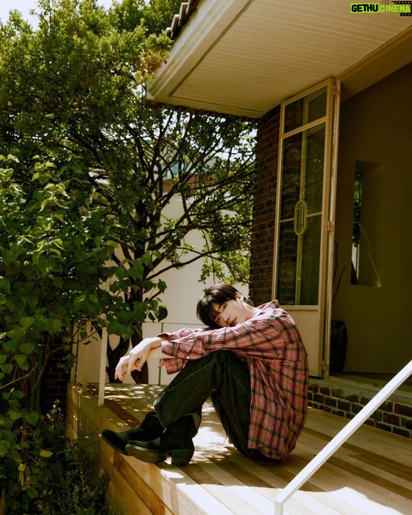 Lee Jong-suk Instagram - 🙃🙂