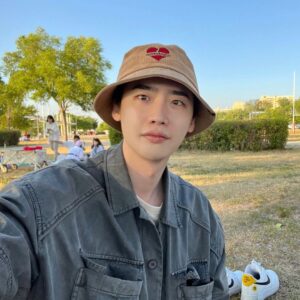 Lee Jong-suk Instagram - 🌼