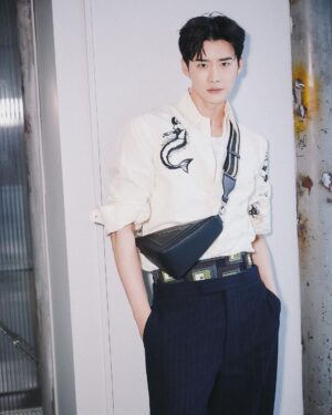 Lee Jong-suk Instagram - @Prada 
 #PradaFW22 #PradaTriangle

-
미우치아 프라다와 라프시먼스가 함께하는 프라다 FW22 남성복 컬렉션, 2022년 1월16일 오후10시 프라다 닷컴을 통해 함께 보실 수 있습니다.