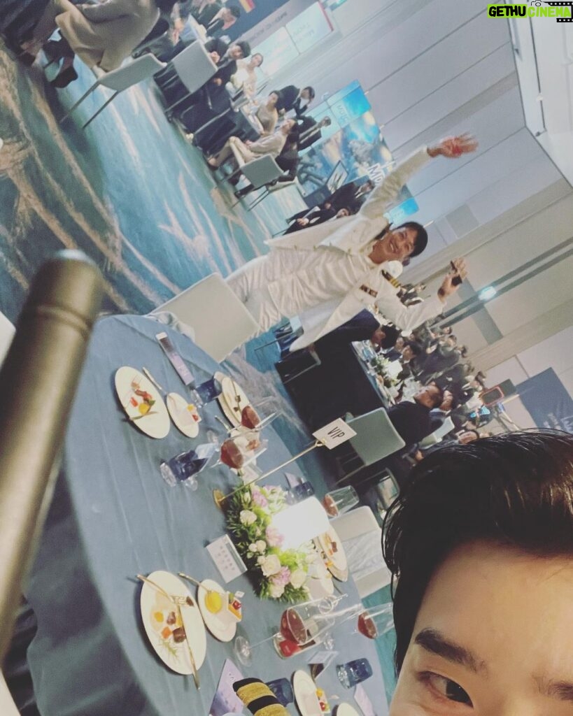 Lee Jong-suk Instagram - #데시벨 #김래원짱😆😆