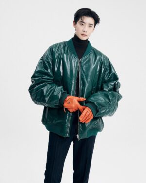 Lee Jong-suk Instagram - @Prada #PradaSS22 #ad

 이번 프라다 컬렉션은 바다 해양 생물 보존을 위한 기부가 함께 진행되다고 합니다. 메드씨(MEDSEA) 재단을 후원하는 뜻깊은 프라다의 SS22 남성 패션쇼를 여러분도 함께 감상해보시기 바랍니다.
