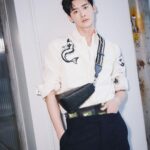 Lee Jong-suk Instagram - @Prada #PradaFW22 #PradaTriangle - 미우치아 프라다와 라프시먼스가 함께하는 프라다 FW22 남성복 컬렉션, 2022년 1월16일 오후10시 프라다 닷컴을 통해 함께 보실 수 있습니다.