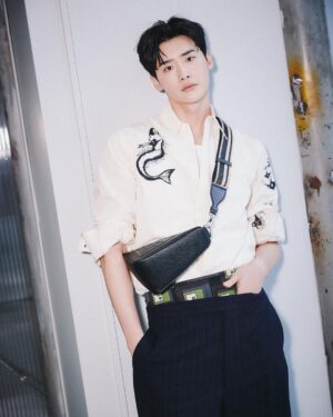 Lee Jong-suk Instagram - @Prada 
 #PradaFW22 #PradaTriangle

-
미우치아 프라다와 라프시먼스가 함께하는 프라다 FW22 남성복 컬렉션, 2022년 1월16일 오후10시 프라다 닷컴을 통해 함께 보실 수 있습니다.