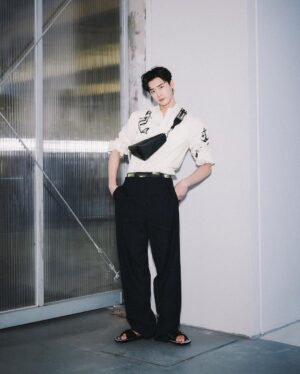 Lee Jong-suk Instagram - @Prada 
 #PradaFW22 #PradaTriangle

-
미우치아 프라다와 라프시먼스가 함께하는 프라다 FW22 남성복 컬렉션, 2022년 1월16일 오후10시 프라다 닷컴을 통해 함께 보실 수 있습니다.