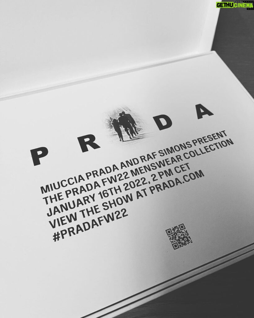 Lee Jong-suk Instagram - @Prada #PradaFW22 #PradaTriangle - 미우치아 프라다와 라프시먼스가 함께하는 프라다 FW22 남성복 컬렉션, 2022년 1월16일 오후10시 프라다 닷컴을 통해 함께 보실 수 있습니다.